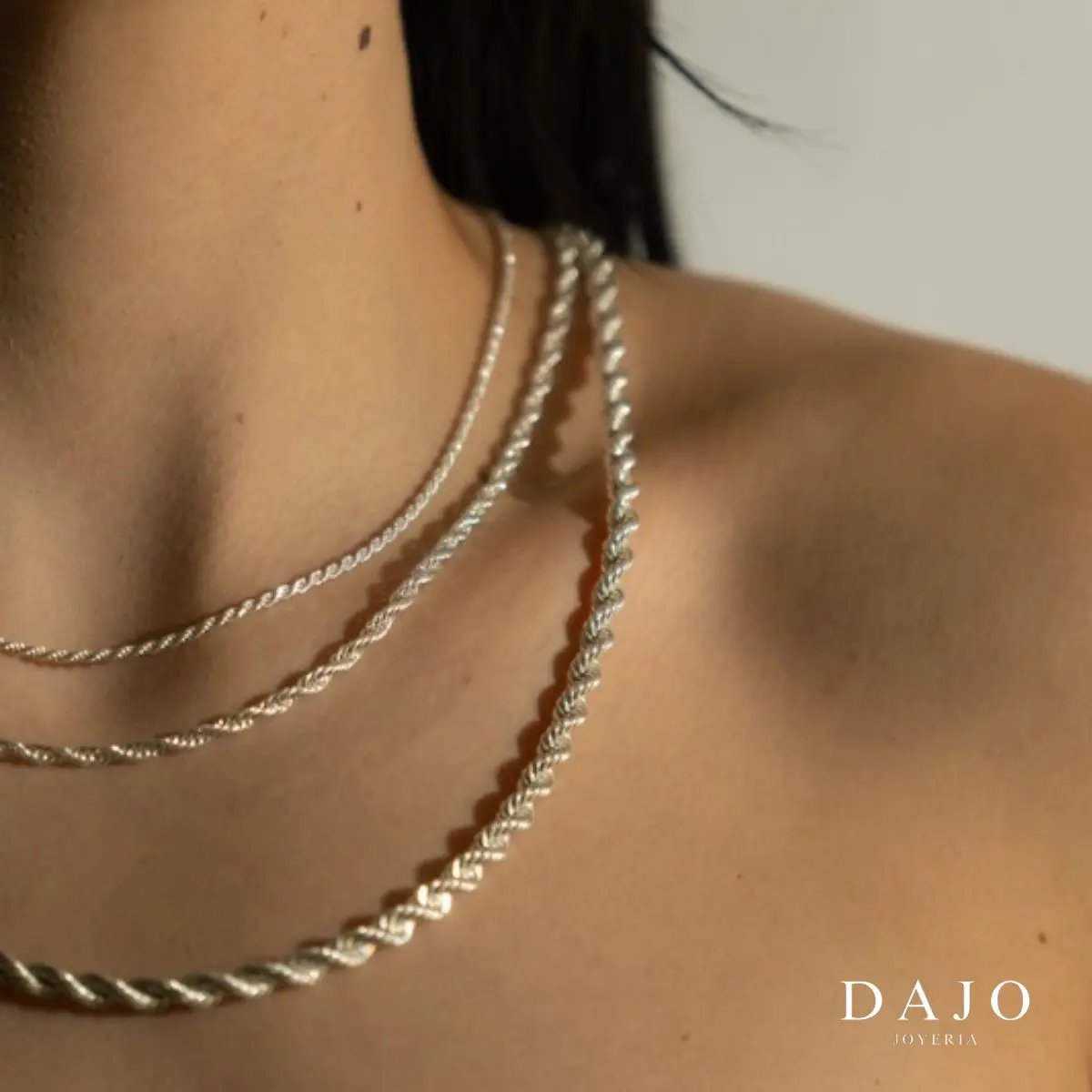 Modelo femenina mujer luciendo layering cadena de plata .925. Diseño torzales elegante 