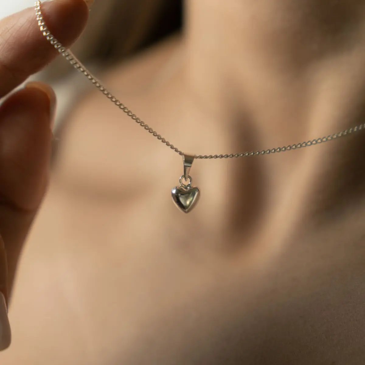 Colección dijes mujer plata .925 variedad símbolos artesanales. Modelo mujer con dije de corazón