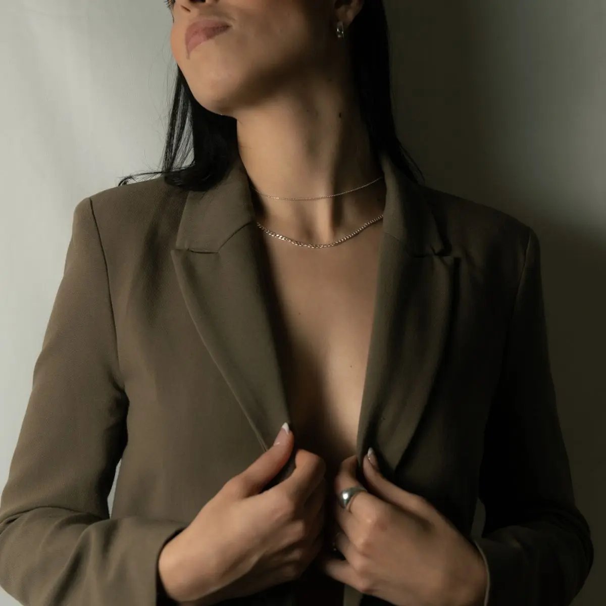 Colección Mujer joyería plata oro vermeil variedad estilos femeninos artesanales. Mujer luciendo joyas colección Mujer look versátil elegante saco blazer contemporáneo.