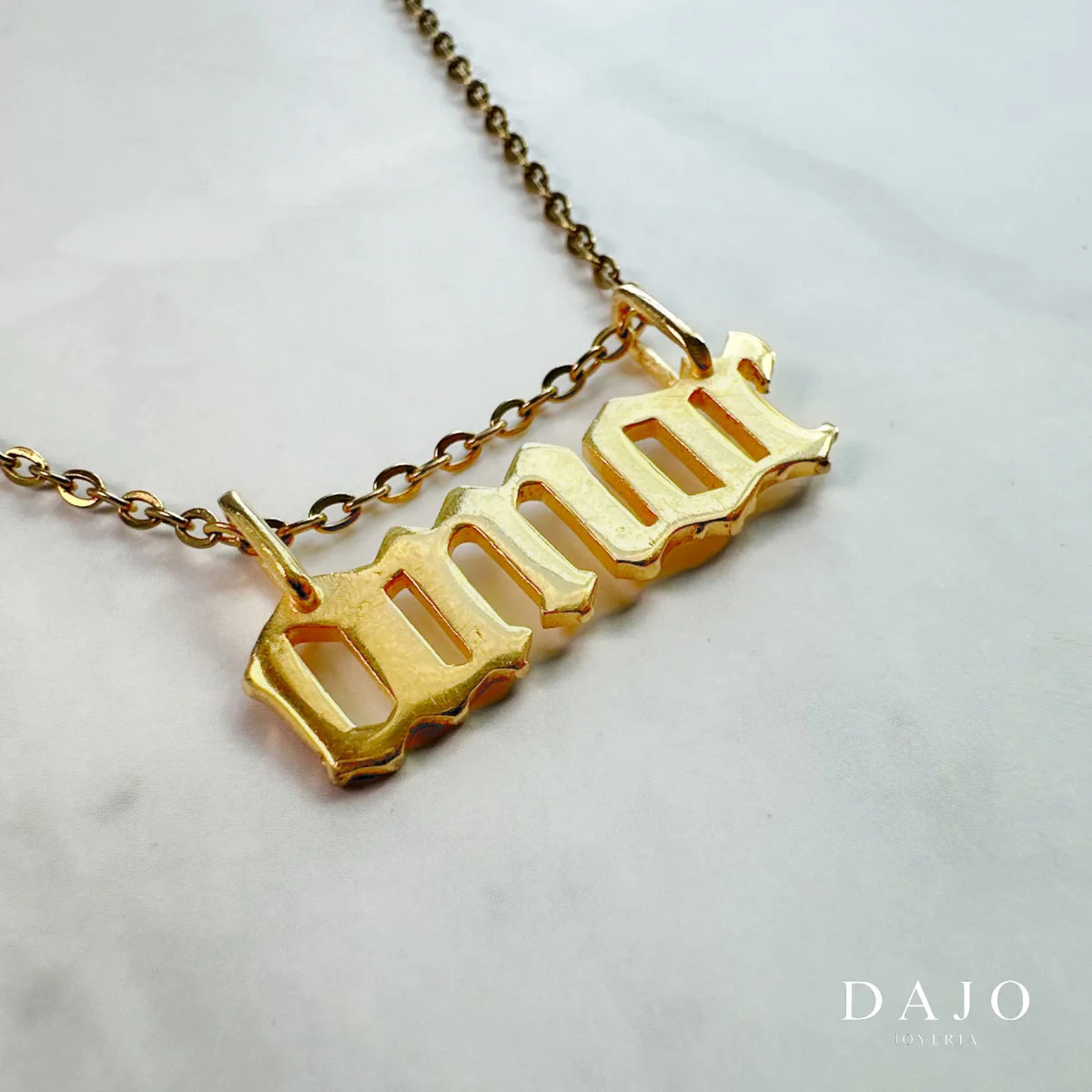 Dije Amor de oro sólido de DAJO, la palabra amor en letra gótica