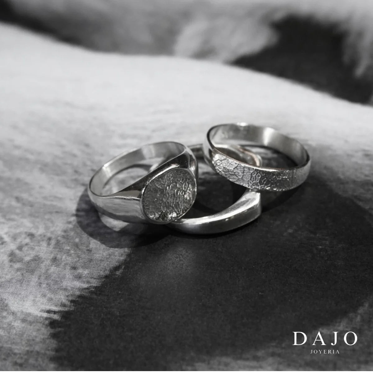 Anillo circular con huella junto a argolla de huella - DAJO Joyeria