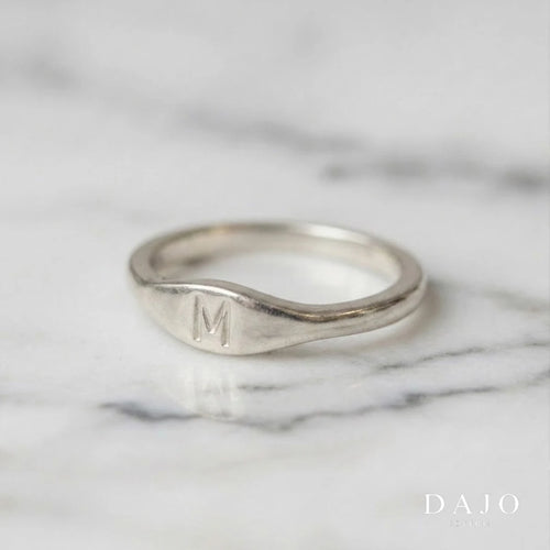 Anillo Thai con Inicial plata .925 - regalo para novia o mama | DAJO Joyeria [Plata punzón]