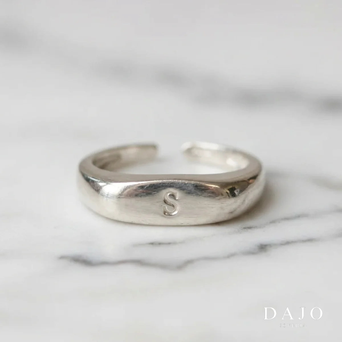 Anillo Rectangular con Inicial plata .925 - regalo para novia o mama | DAJO Joyeria