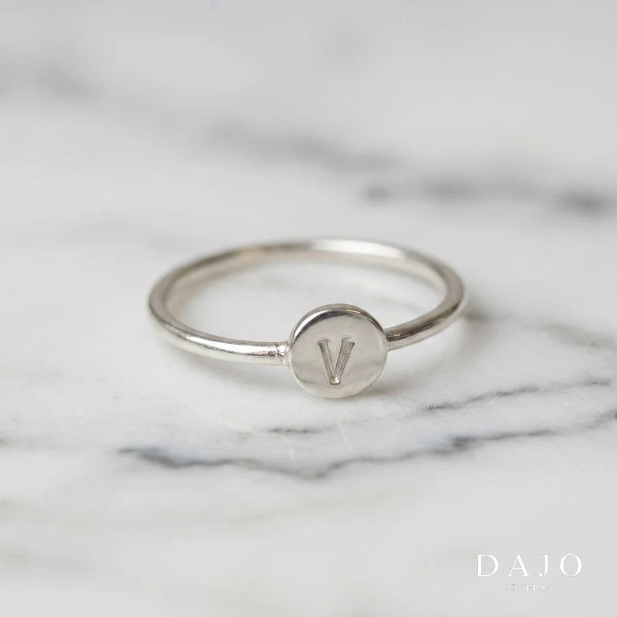 Anillo Redondo Pequeño con Inicial plata .925 - regalo para novia o mama | DAJO Joyeria