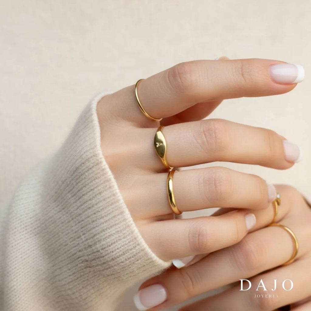 Anillo Botánica con Inicial de oro sólido de DAJO, vista de tres cuartos [Oro10k Oro14k]