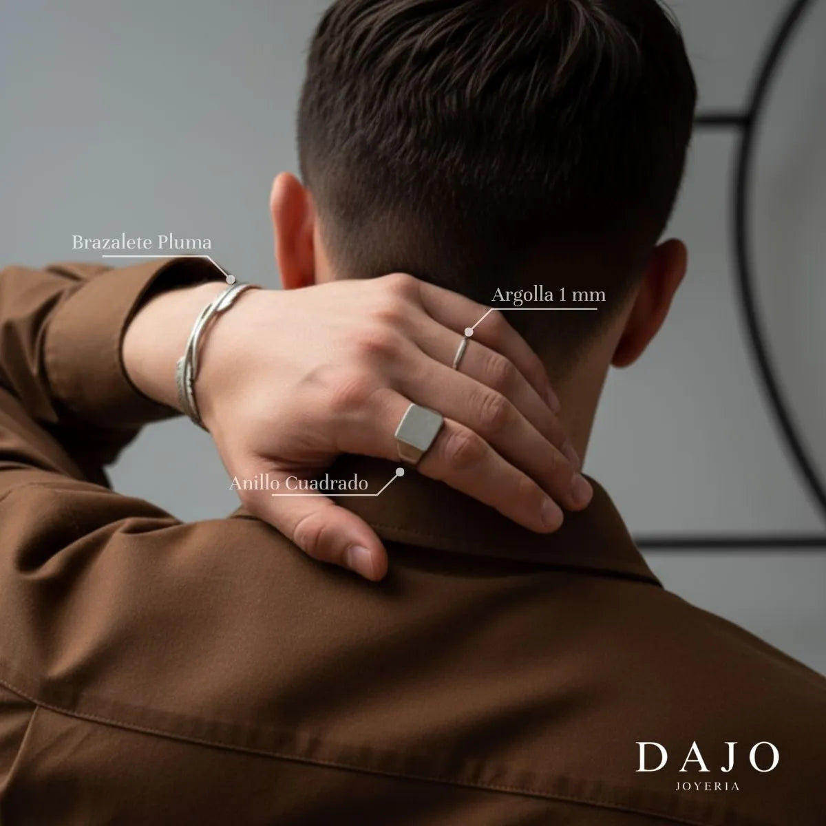 Modelo hombre usando combinación set de joyería anillos y brazalete plata .925 estilo street urbano. Anillo cuadrado liso argolla brazalete plumas