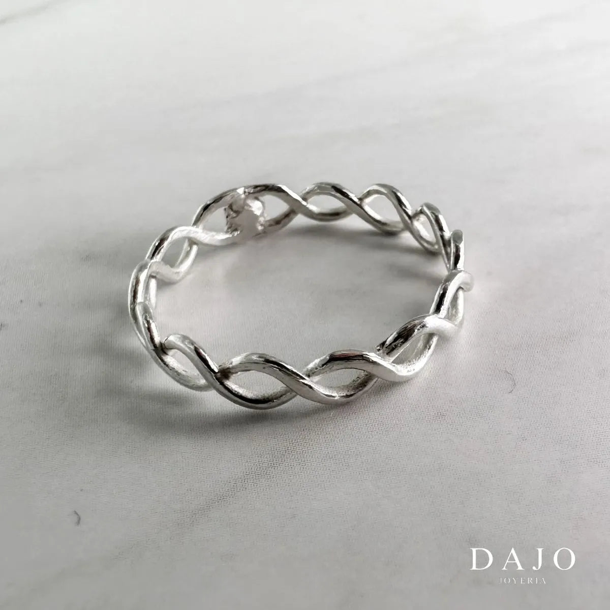 Joyería Anillo de plata .925 estilo minimalista artesanal mexicano con forma de infinitos espirales entre lazadas