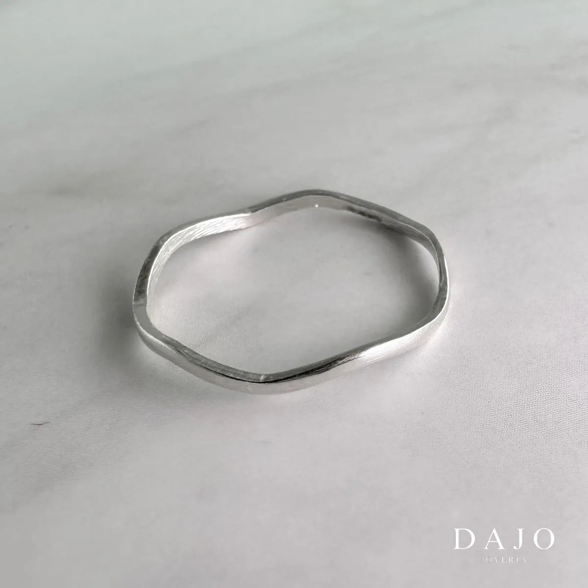 Joyería Anillo de plata .925 estilo minimalista elegante formal diseño artesanal mexicano con forma de ondas curvas