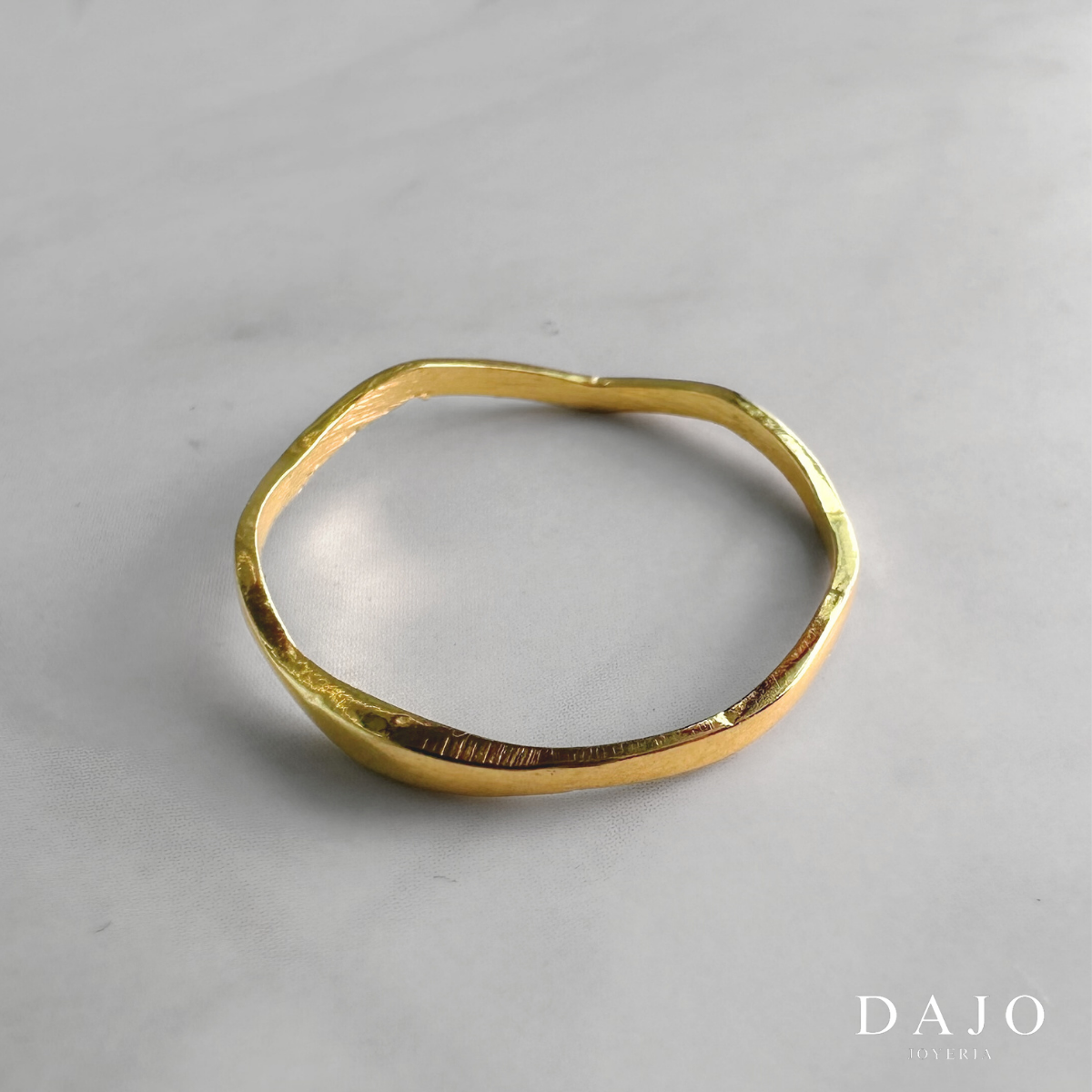 Anillo Oro Vermeil plata .925 con baño de oro de 14K quilates estilo minimalista. 