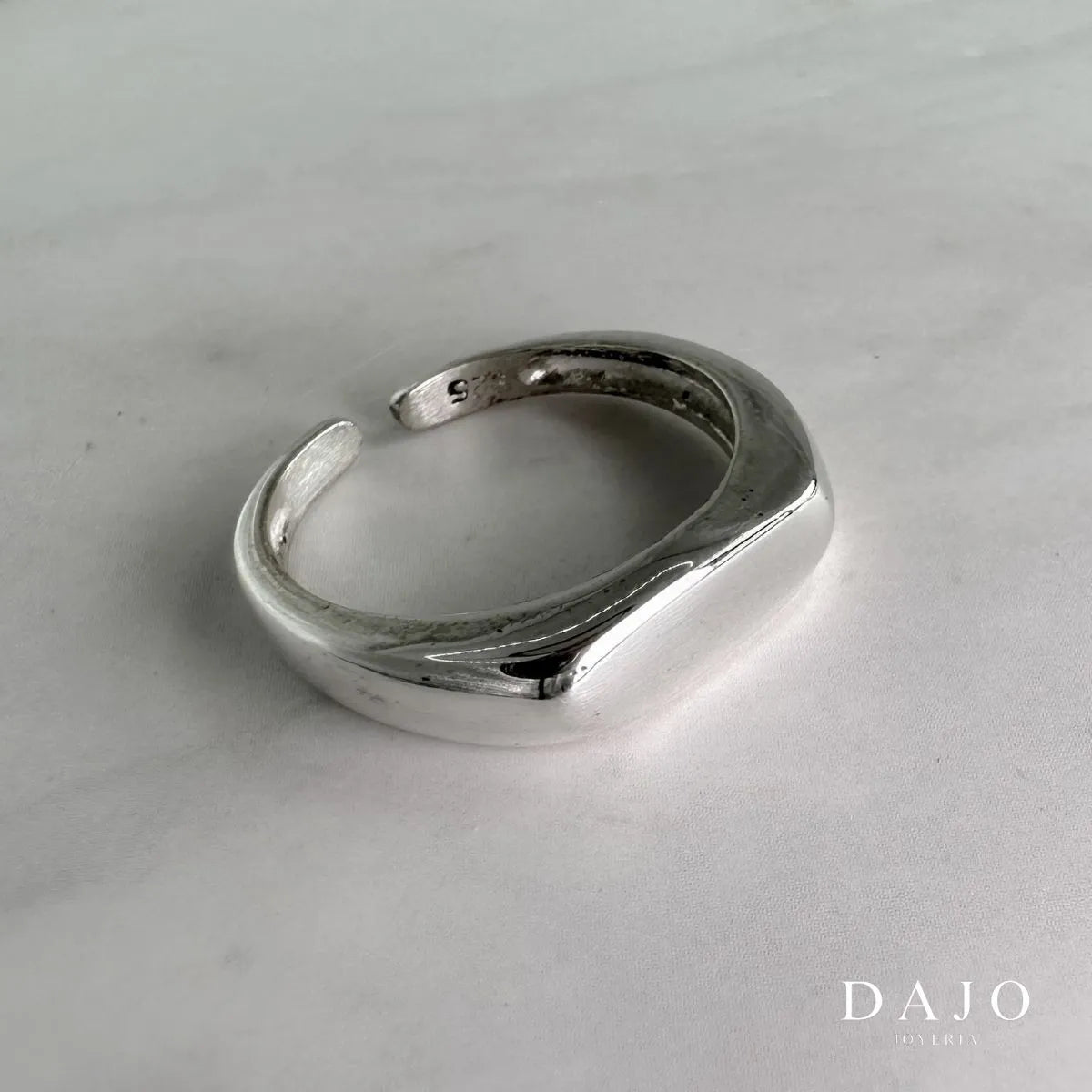 Anillo Rectangular de Plata .925: Un diseño ajustable y minimalista que presenta una forma geométrica rectangular