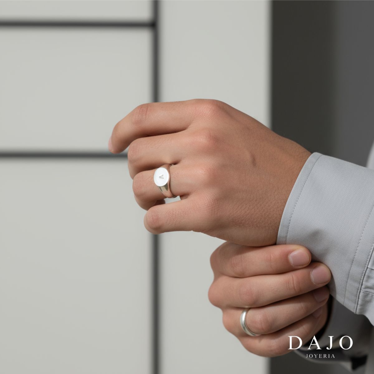 Manos hombre con anillos de plata .925 personalizados con inicial ejegantes