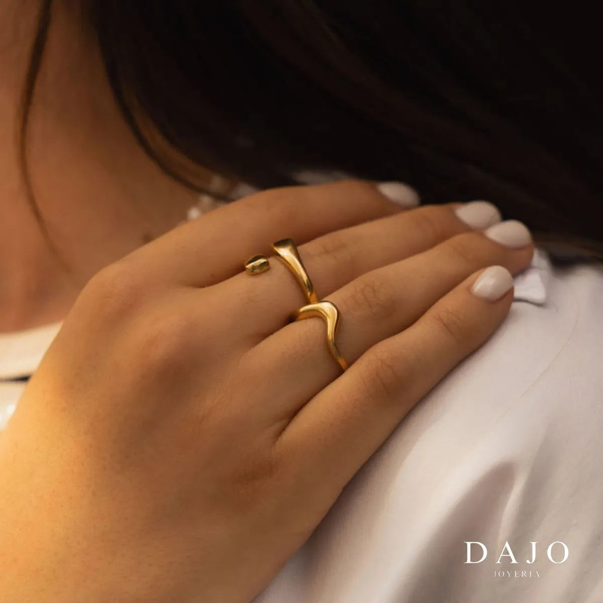 Modelo mujer usando combinación set de joyería anillos Oro Vermeil plata .925 con baño de oro de 14K quilates estilo casual zoom en manos 