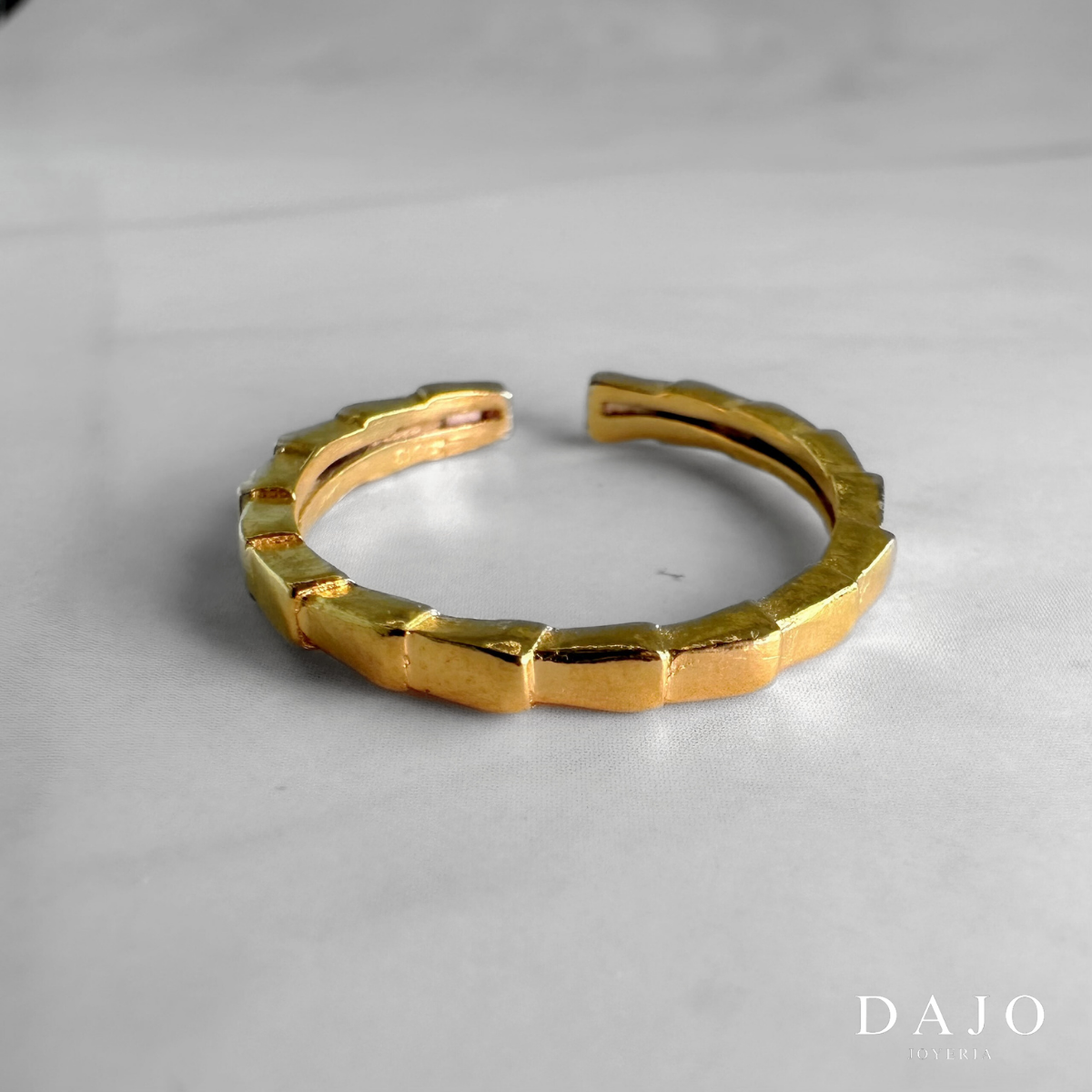 Anillo ajustable de Oro Vermeil Plata .925 con baño en Oro de 14K quilates escalonado anillo sierra