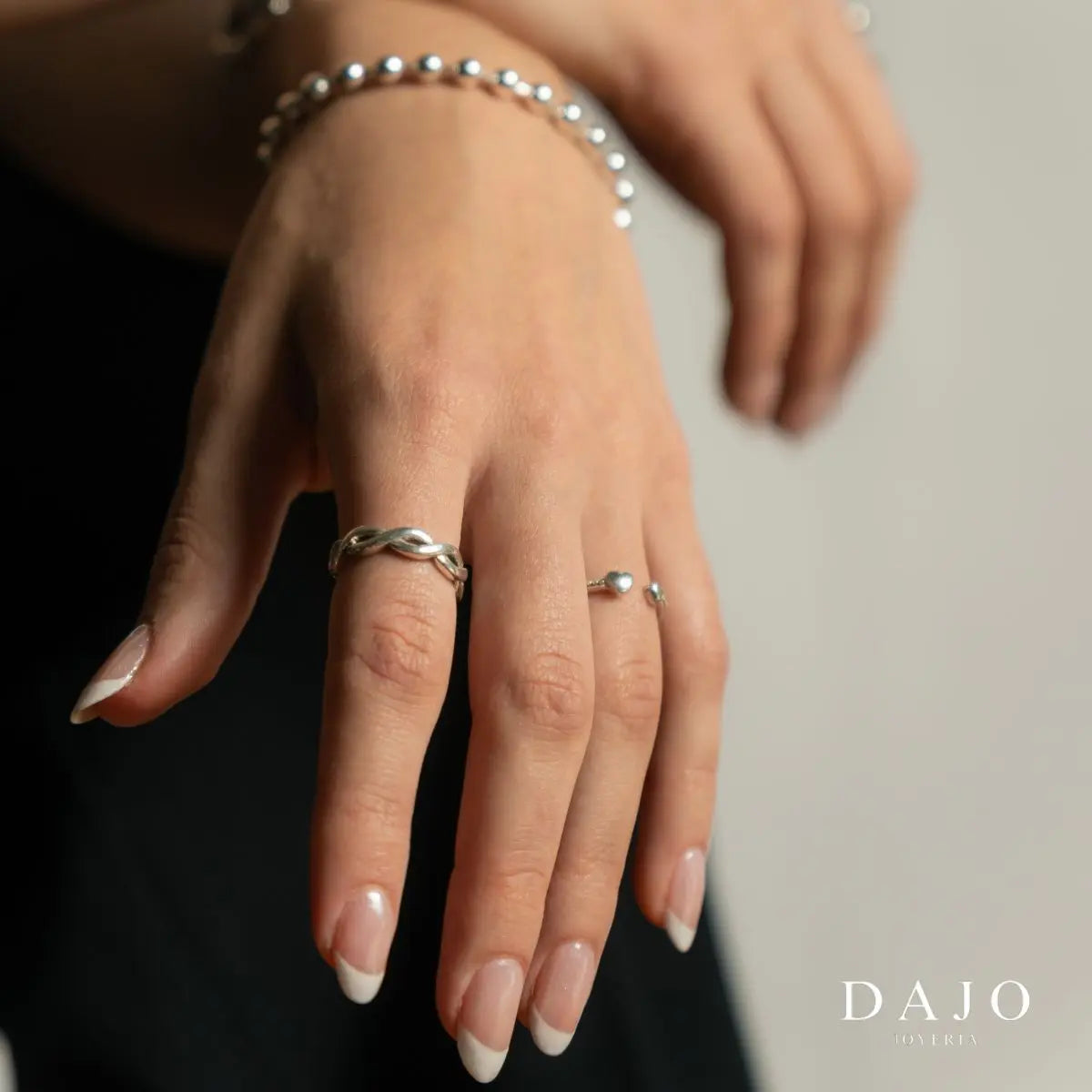 Manos modelo mujer relajadas con anillos plata .925 elegantes