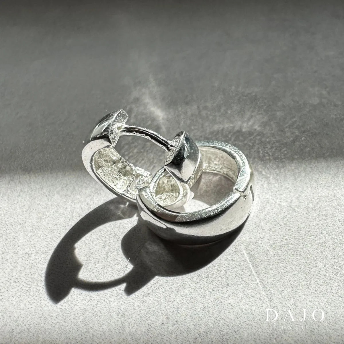 Arete Huggie 2 cm plata .925 - regalo para novia o mama | DAJO Joyeria
