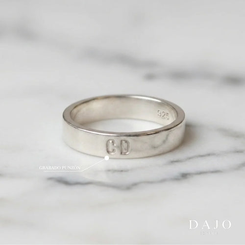 Anillo argolla de 4 mm con inicial grabada a punzón, DAJO Joyería [Plata punzón]