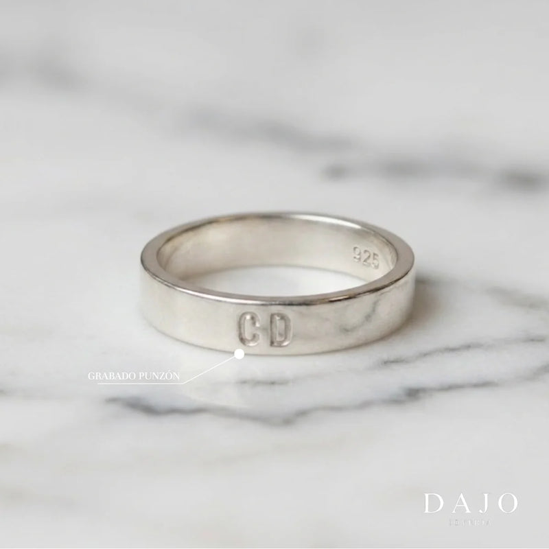 Anillo argolla de 4 mm con inicial grabada a punzón, DAJO Joyería [Plata punzón]
