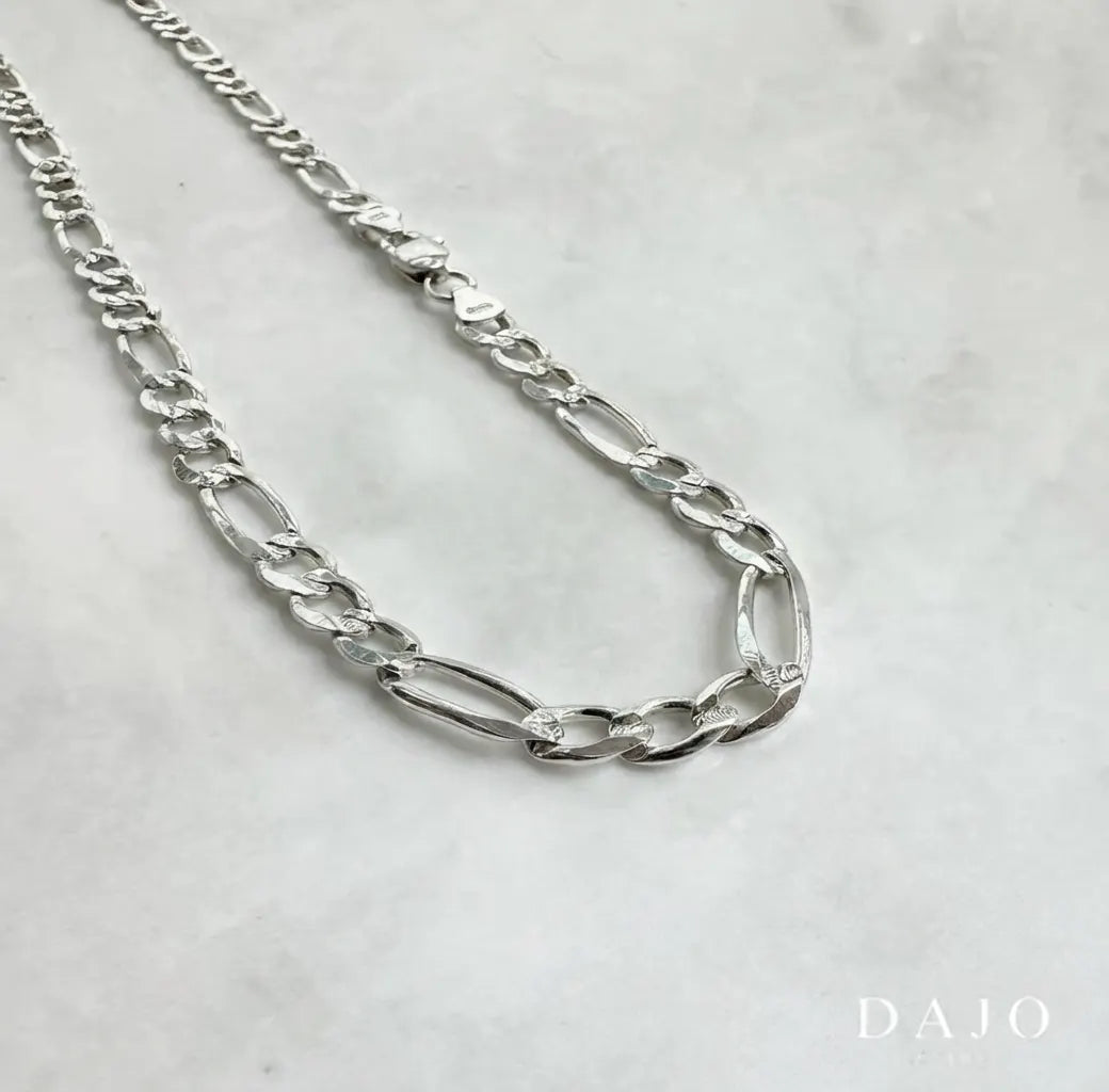 Cadena de plata .925 con eslabones tipo Figaro: tres cortos y uno largo, en un patrón clásico que nunca falla.
Con 5 mm de grosor, tiene presencia y personalidad, pero sigue siendo elegante y fácil de llevar.
Perfecta si buscas un look con carácter, sin exagerar