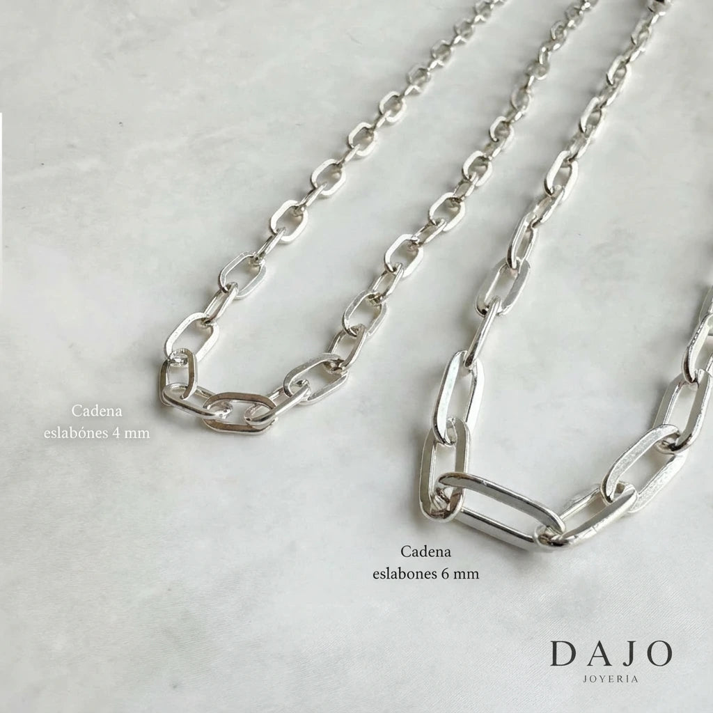 Esta cadena de plata .925 está formada por eslabones rectangulares de 4 mm de ancho, creando una estructura limpia, moderna y con mucha presencia.
Su diseño geométrico la hace elegante, pero con un toque de fuerza visual que puede proyectar rudeza o sofisticación según cómo la combines.
Es versátil, unisex y perfecta si buscas una pieza con carácter que se adapte a tu estilo