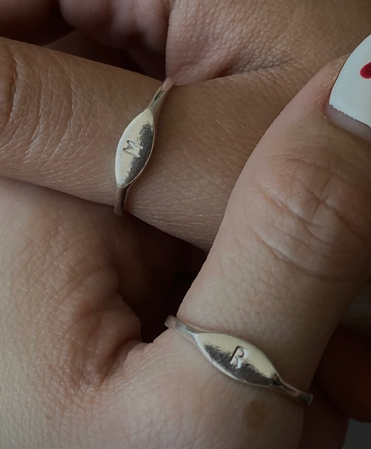Anillo con inicial personalizada