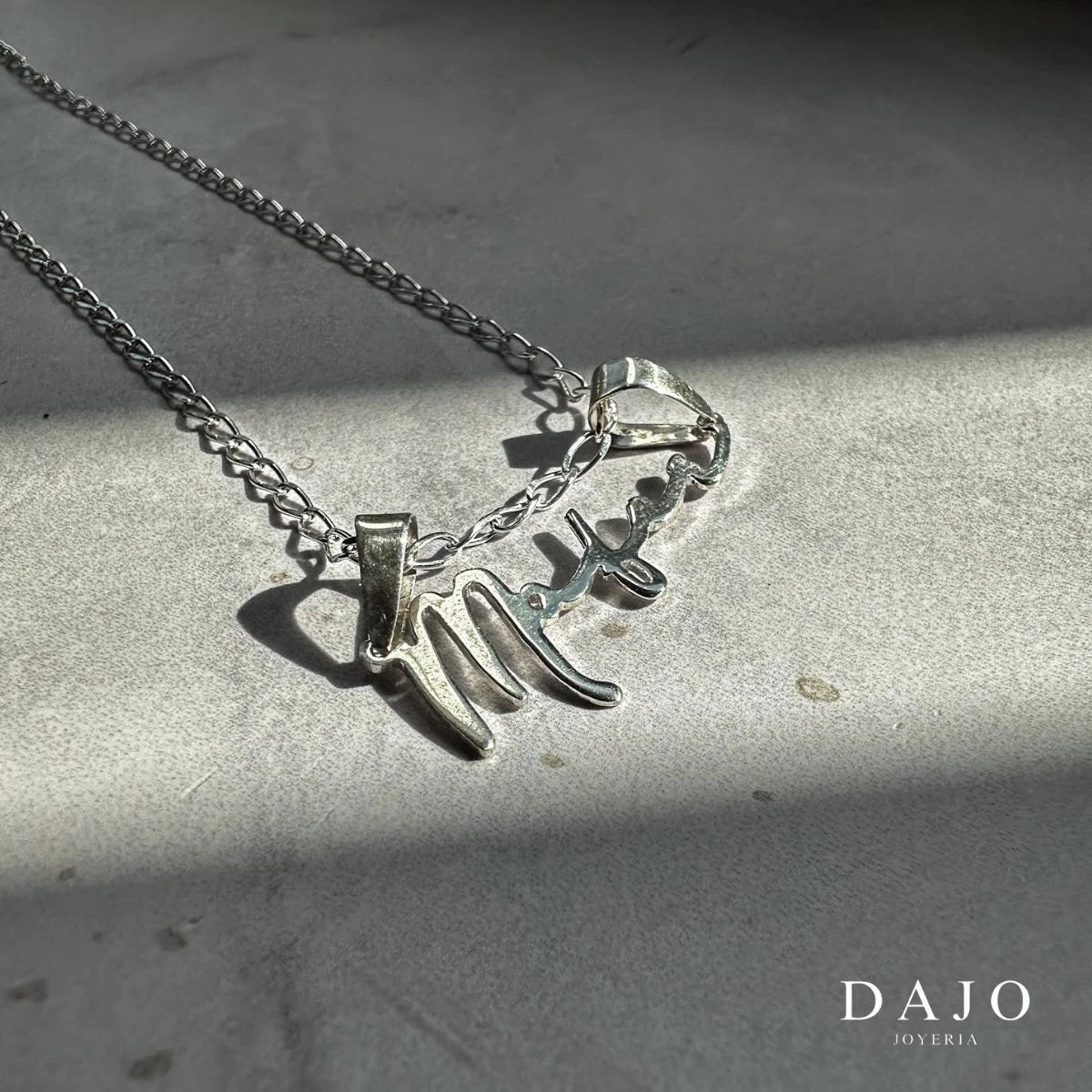 Cadena de plata .925 con eslabones finos de 1 mm y un dije hecho a tu medida: nombre, palabra, fecha o frase que tú elijas.


El dije se moldea según una de las 31 tipografías disponibles, creando una pieza única y con mucho significado.&nbsp;Es ligera, elegante y perfecta para expresar quién eres o llevar cerca lo que más te importa