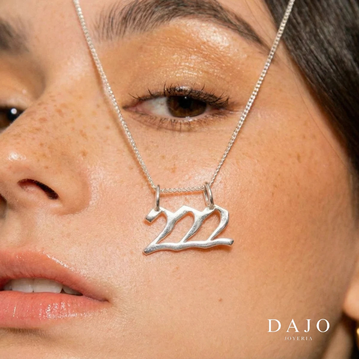 Dije Número Ángel 222 de plata .925 puesto, de cerca | DAJO