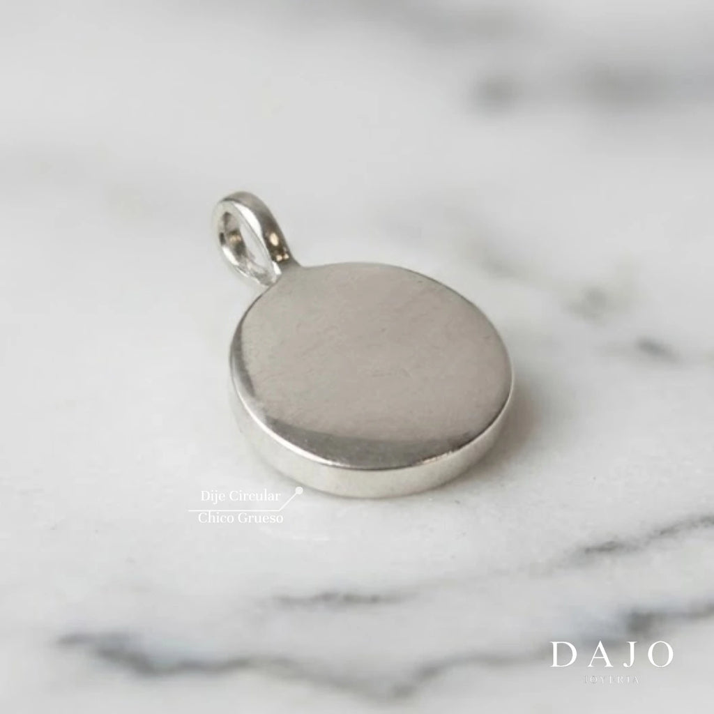 Dije Circular chico grueso de plata .925, liso, sobre mármol [Plata sin grabado]