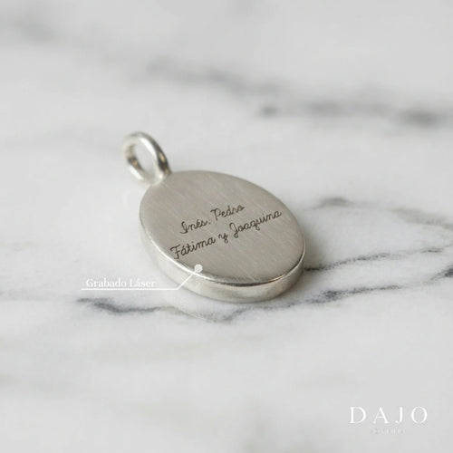 Dije Circular chico de plata .925 con nombres grabados en láser en letra manuscrita [Plata láser]