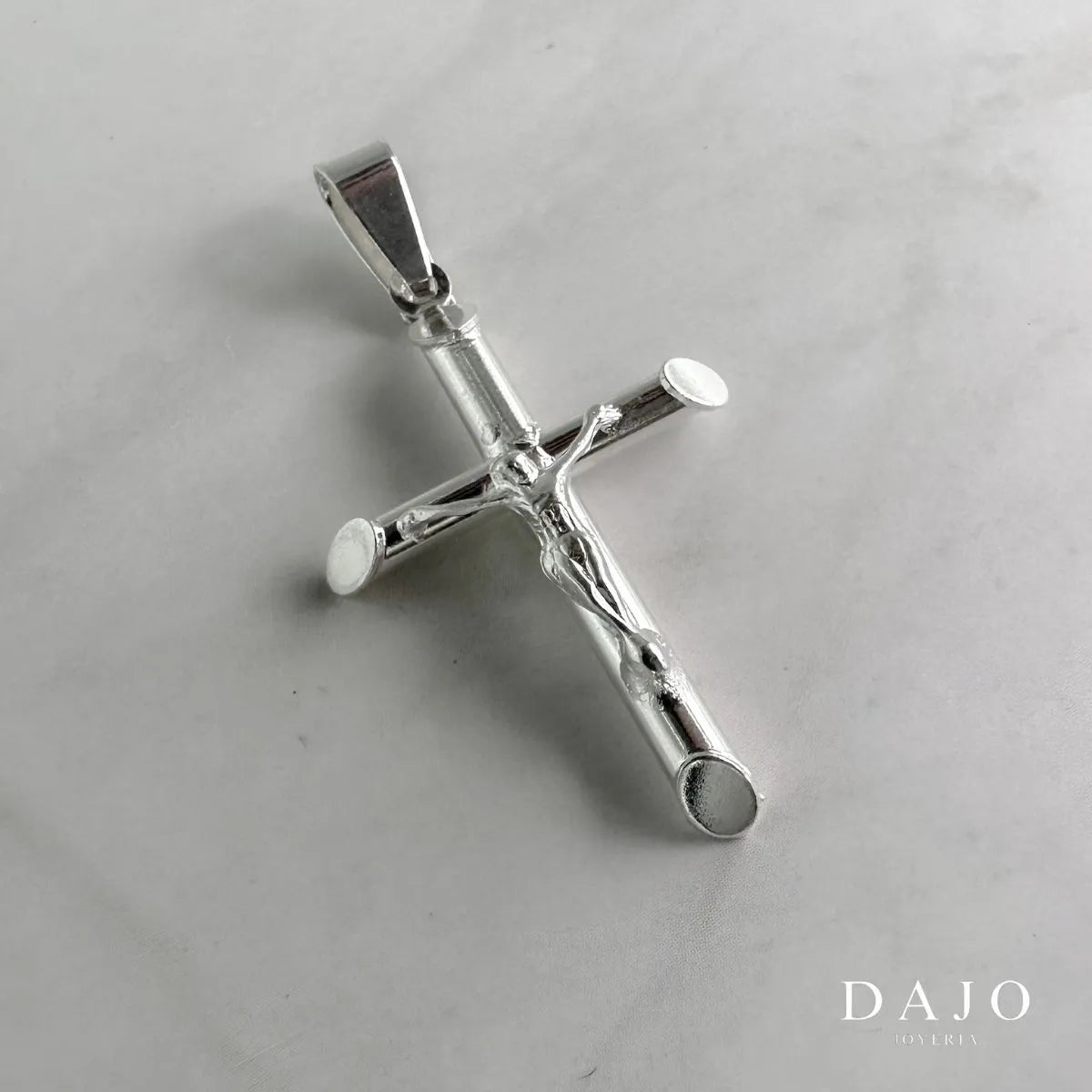 Dije mini crucifijo plata .925, pieza hecha a mano en México | DAJO