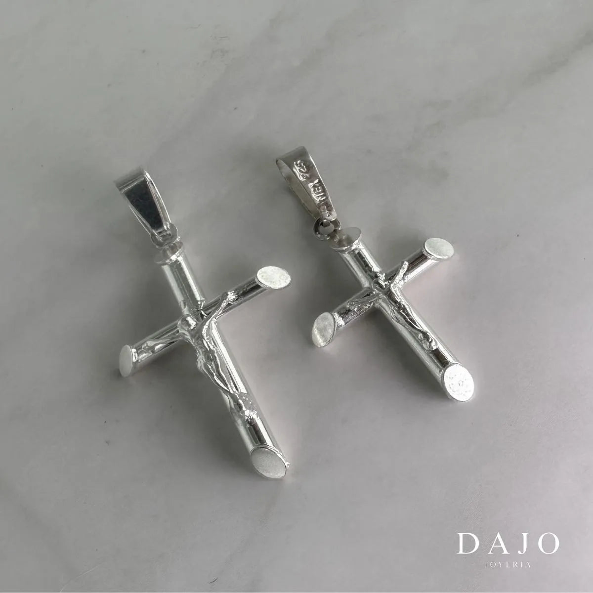Dije mini crucifijo plata .925, pieza hecha a mano en México | DAJO