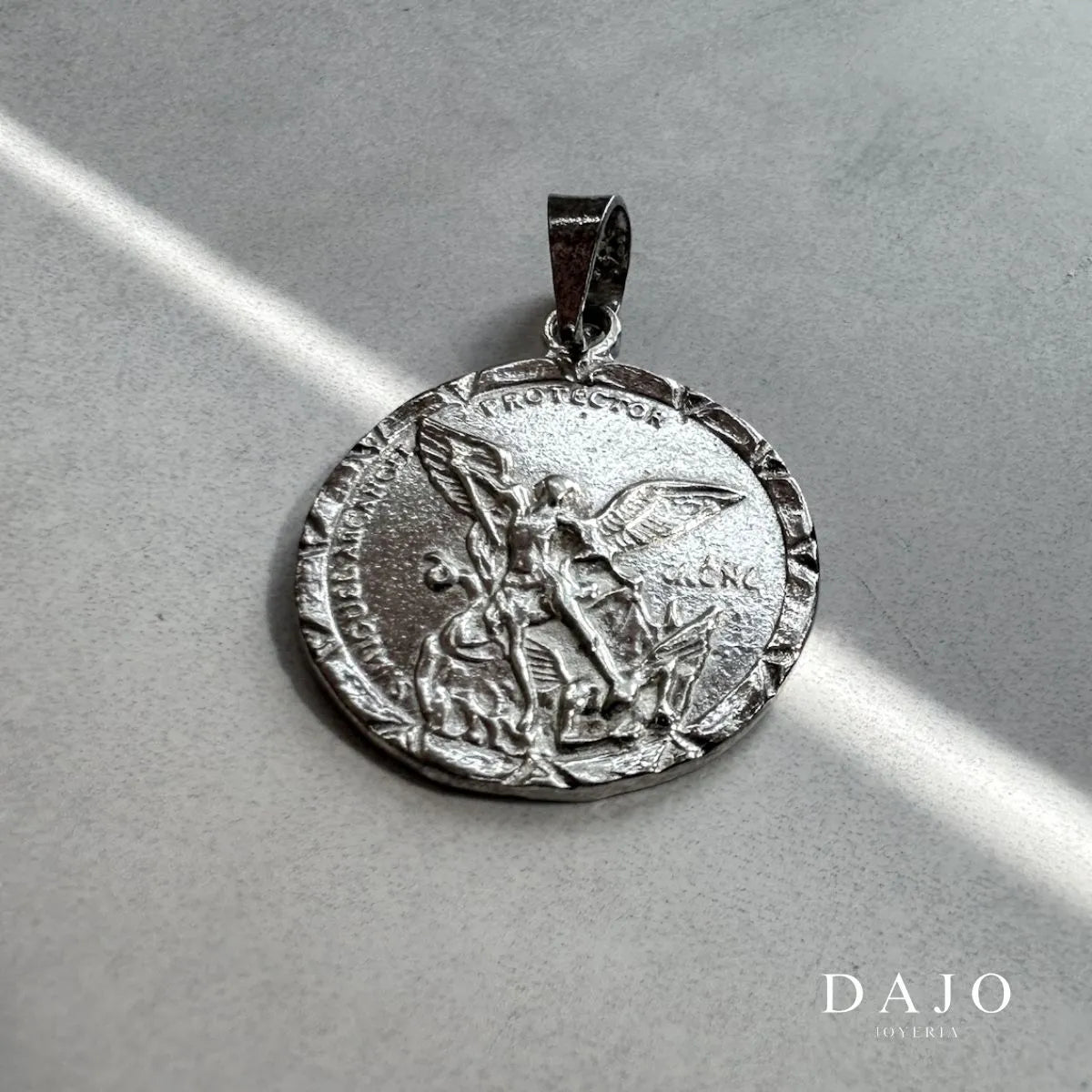 Dije Protect Angelus plata .925, pieza hecha a mano en México | DAJO