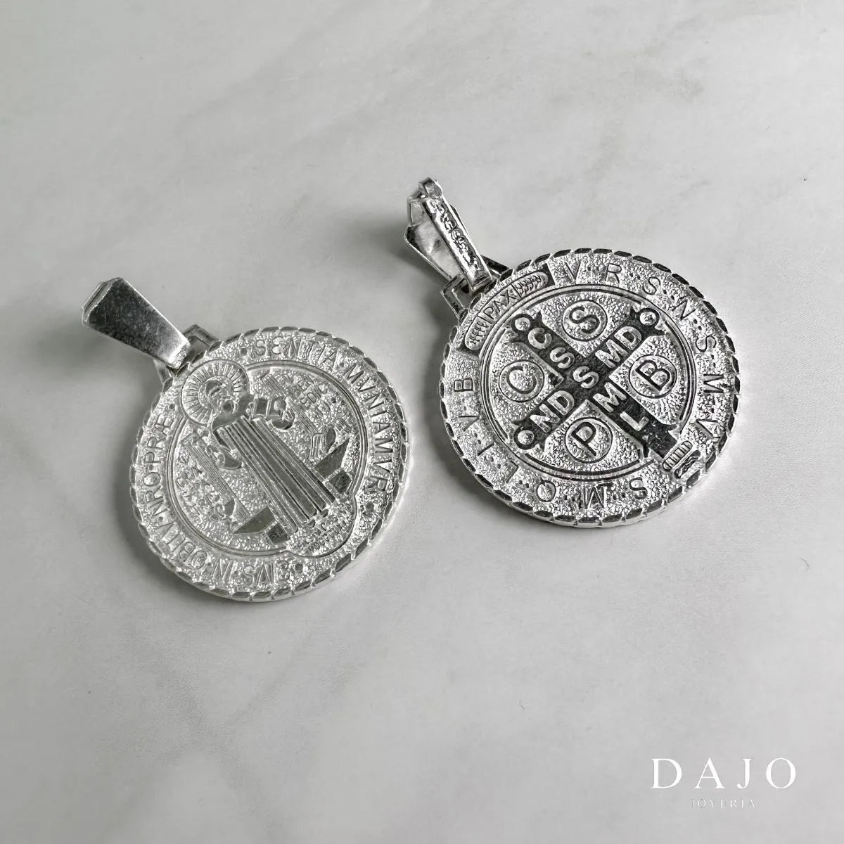 Dije San Benito plata .925, pieza hecha a mano en México | DAJO