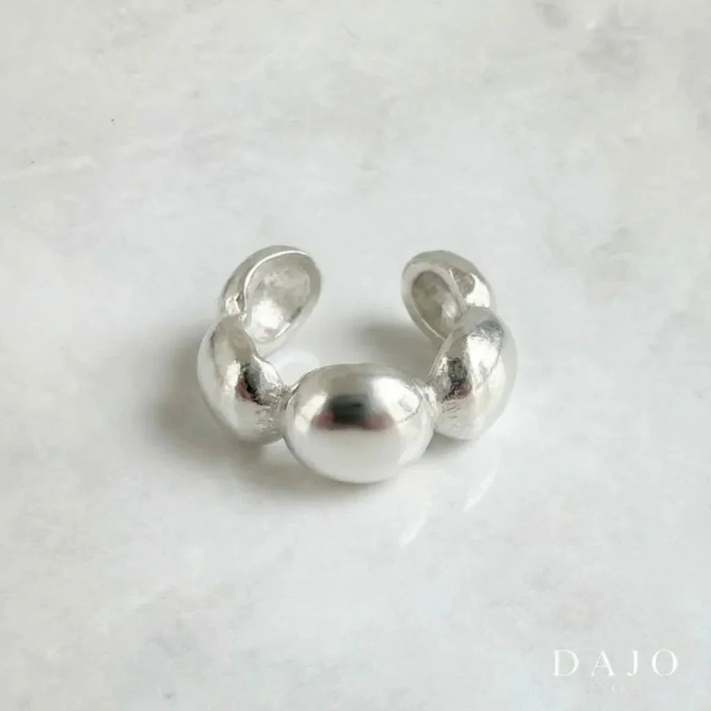 Earcuff Bolas plata .925, pieza hecha a mano en México | DAJO