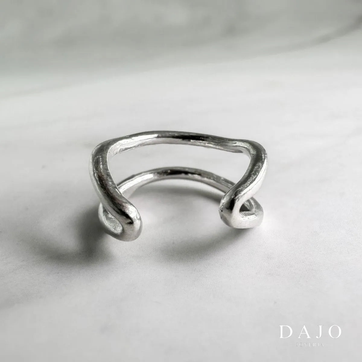 Earcuff Endless plata .925, pieza hecha a mano en México | DAJO