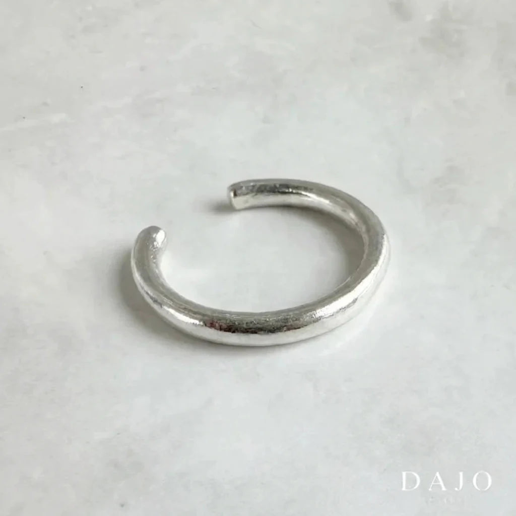 Earcuff Liso plata .925, pieza hecha a mano en México | DAJO