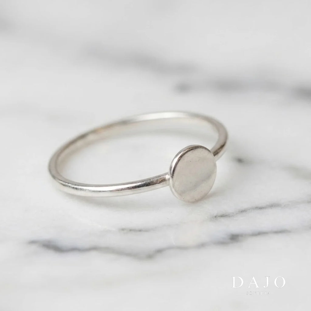 Anillo Redondo Pequeño con Inicial de plata .925 de DAJO [Plata sin grabado]