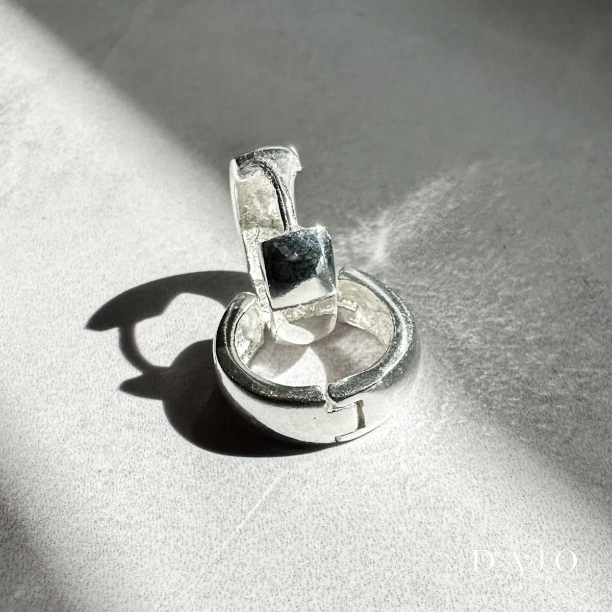 Arete Huggie 1 cm plata .925 - regalo para novia o mama | DAJO Joyeria