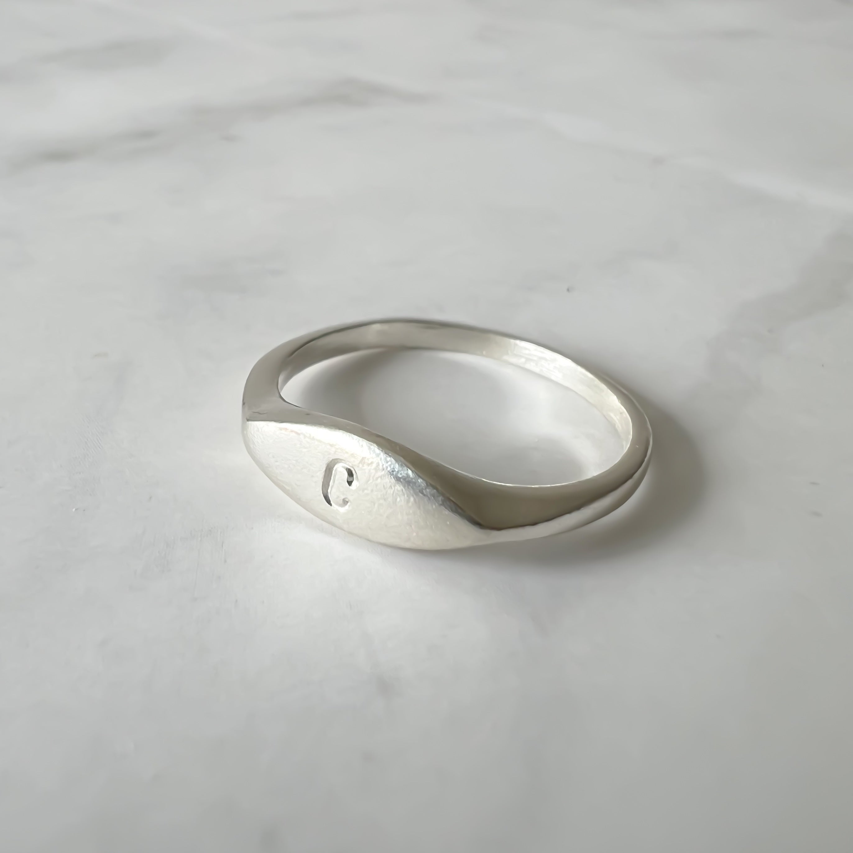 Anillo con inicial personalizada