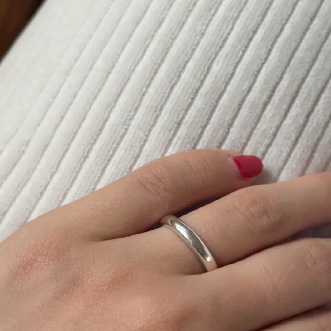 Anillo Argolla 2 mm de plata .925 puesto en la mano