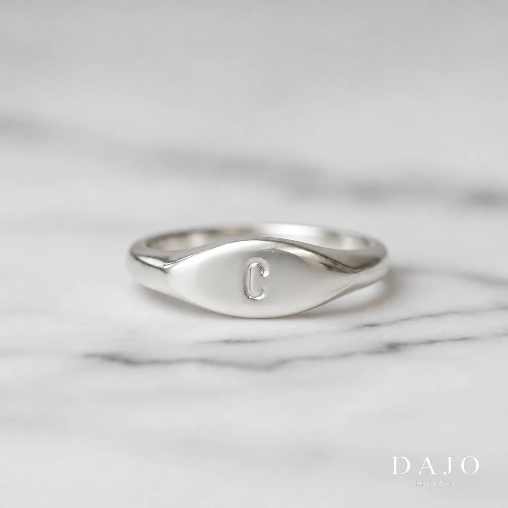 Anillo Botánica con Inicial de plata .925 visto de frente, con la inicial grabada - DAJO