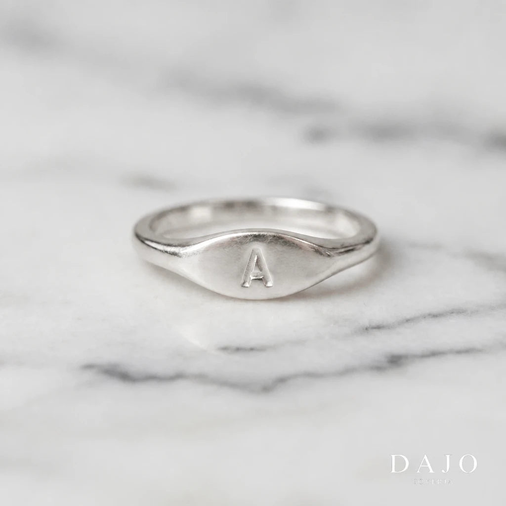Anillo Botánica con Inicial de plata .925 con la letra A - DAJO [Plata punzón]