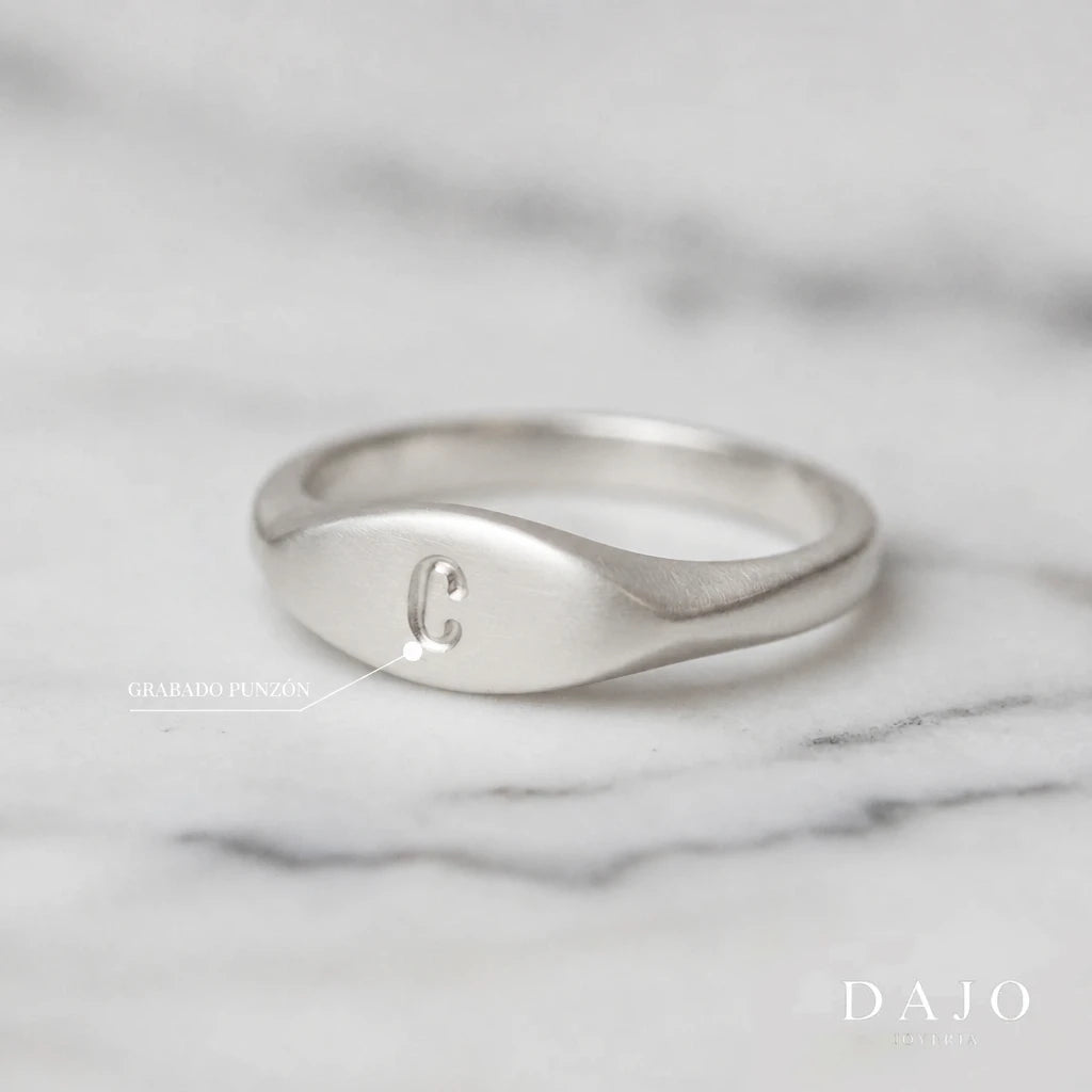 Anillo Botánica con Inicial de plata .925 con la letra C grabada con punzón - DAJO