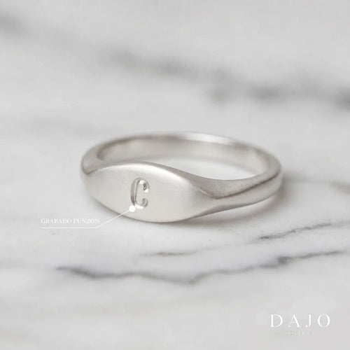 Anillo Botánica con Inicial de plata .925 con la letra C grabada con punzón - DAJO [Plata punzón]
