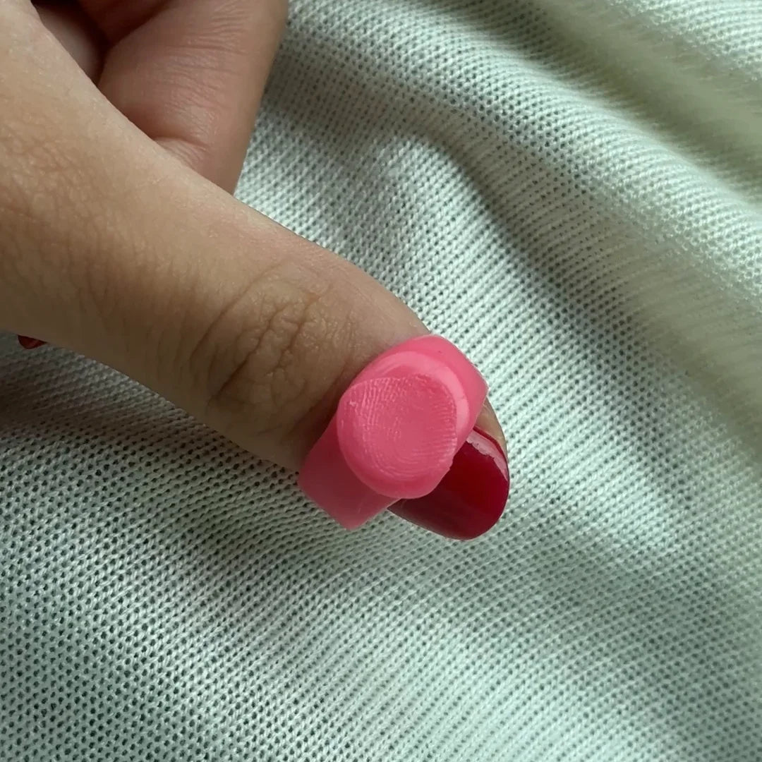 Anillo de cera rosa del kit de huella puesto en el dedo, antes de pasarlo a plata