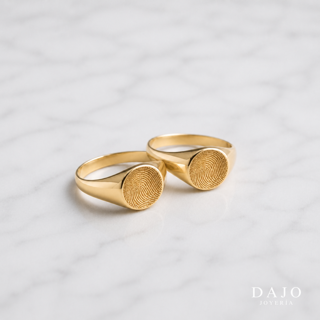 Dos anillos circulares de huella en oro solido, cada uno con su huella - DAJO Joyeria