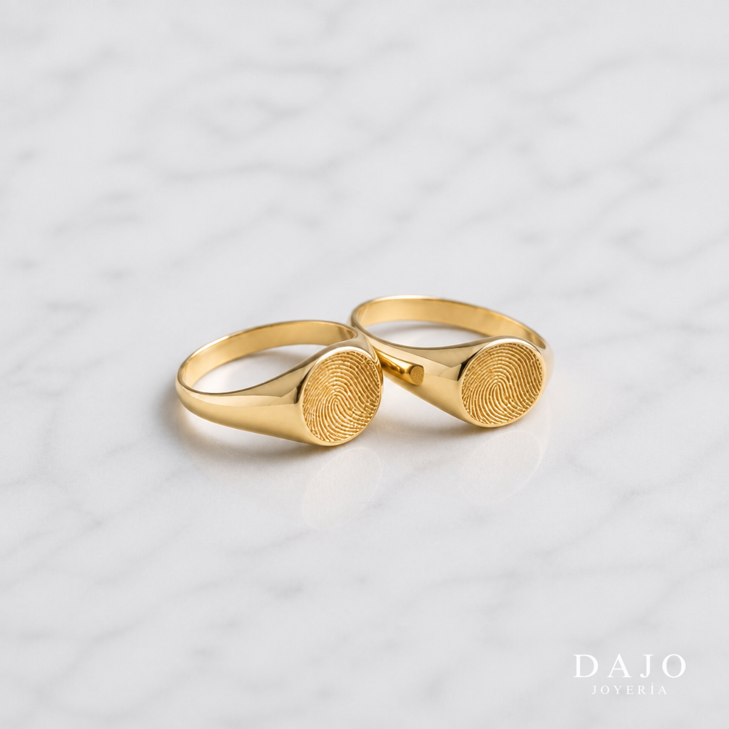 Par de Anillos Huella Circular en oro 10k sobre marmol blanco - DAJO Joyeria