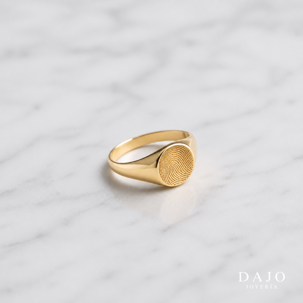 Anillo Huella Circular en oro 10k sobre marmol blanco - DAJO Joyeria