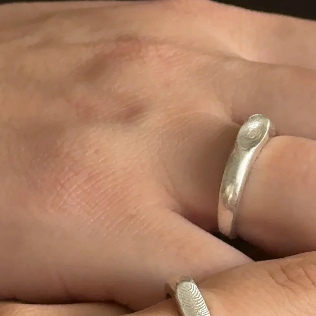 Anillo Huella Rectangular de plata .925 puesto, entre dos manos