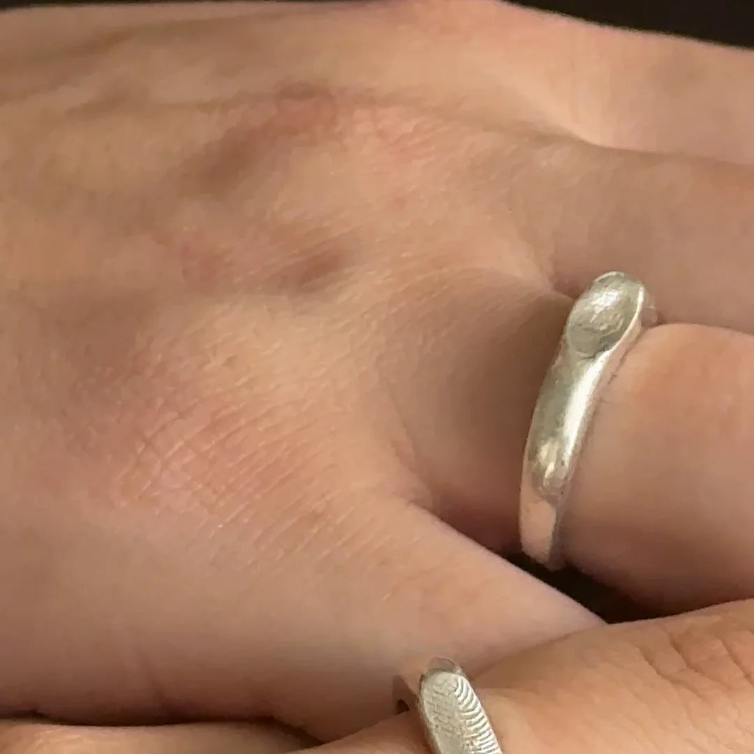 Anillo Huella Rectangular de plata .925 puesto, entre dos manos