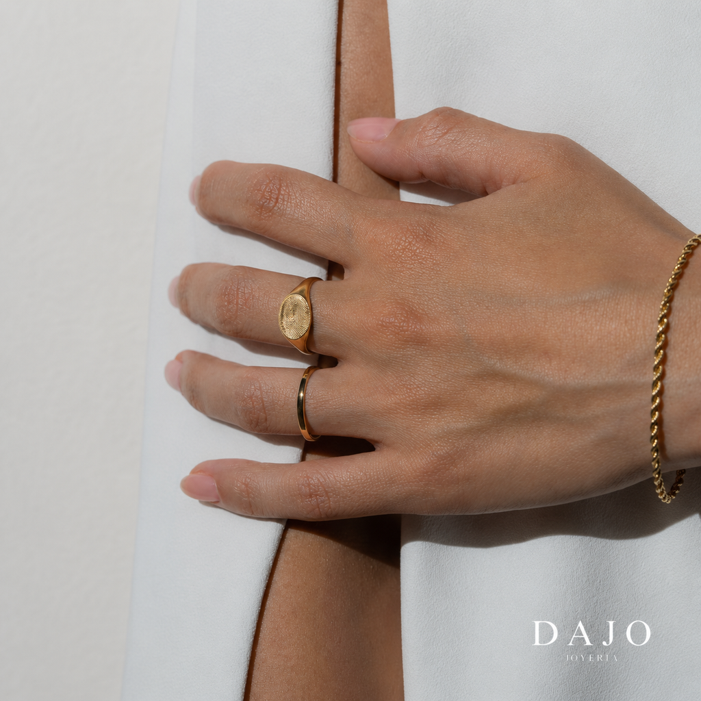 Anillo Huella Circular de oro solido puesto en la mano - DAJO Joyeria
